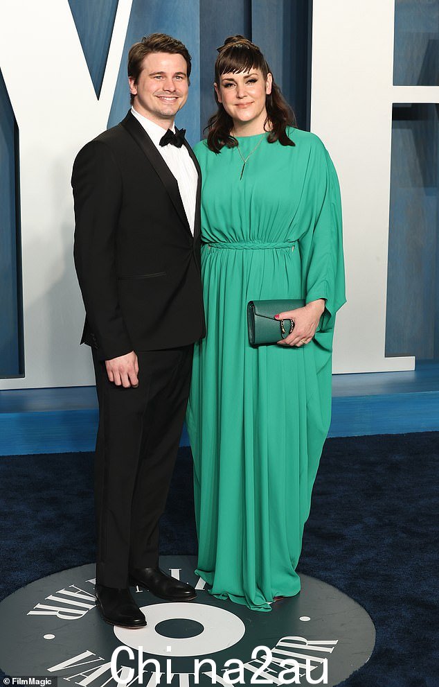 Jason Ritter 在与现在的妻子 Melanie Lynskey 恋爱初期,坦诚地谈到与酒精中毒作斗争;这对夫妇在三月见过