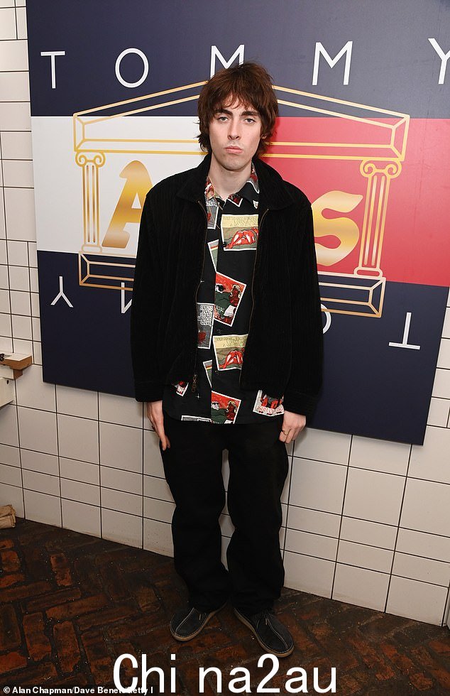 时尚:Liam Gallagher 的儿子 Gene Gallagher 穿着一件图形印花衬衫,看起来毫不费力地时尚