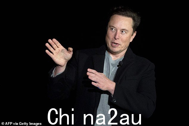 Elon Musk 在 SpaceX Starbase 设施的新闻发布会上讲话时做手势