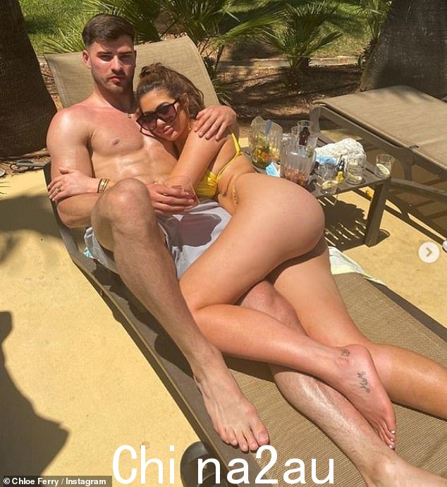 例如:Owen 之前曾与 Geordie Shore 明星 Chloe Ferry 约会,但去年夏天这对夫妇分手了,据称他曾向魅力模特 Apollonia Llewellyn 发送信息,请求见面