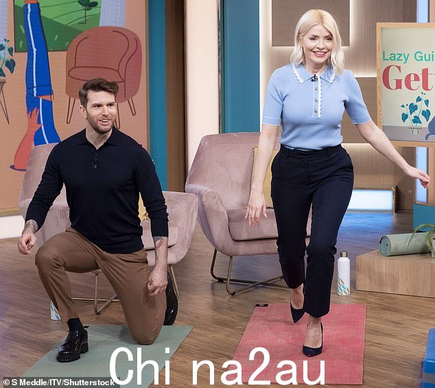 有点摇晃!Holly Willoughby 在周三早上与 Joel Dommett 一起完成高跟鞋锻炼时震惊了观众
