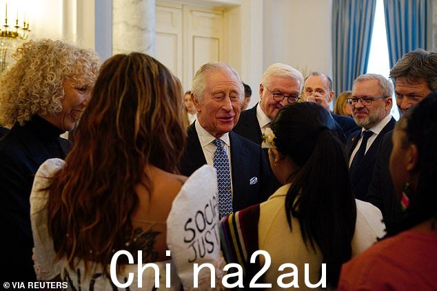 国王在贝尔维尤宫的绿色能源招待会上与与会者聊天