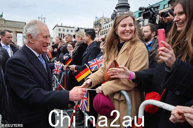 挥舞着英国和德国国旗的人群成群结队地迎接国王