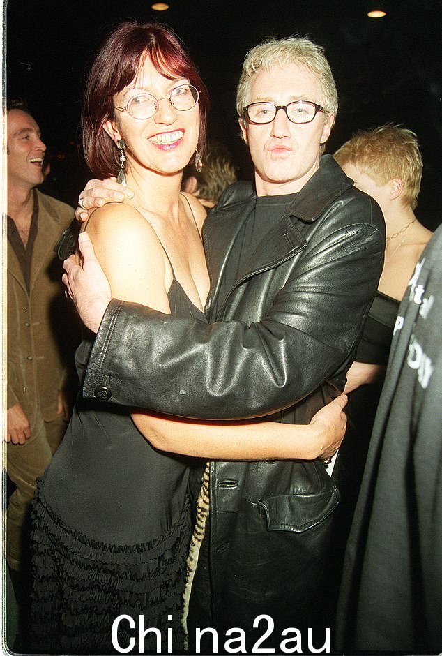 Paul O'Grady,与 Janet Street-Porter 在 Stonewall 七周年派对上的合照,是一位才华横溢的才子,他的枯萎的单行是电视上最肮脏的