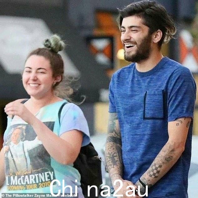 他们很接近:Zayn 和他的助手 Taryn 在一起,他的模特是 Paul McCartney T 恤