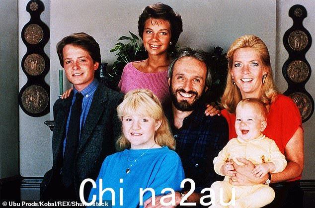 大姐姐:她在节目中扮演迈克尔·J·福克斯的姐姐马洛里; (L-R) Fox、Bateman、Michael Gross、Meredith Baxter Birney 和 Tina Yothers 在 1982 年的宣传照中合照
