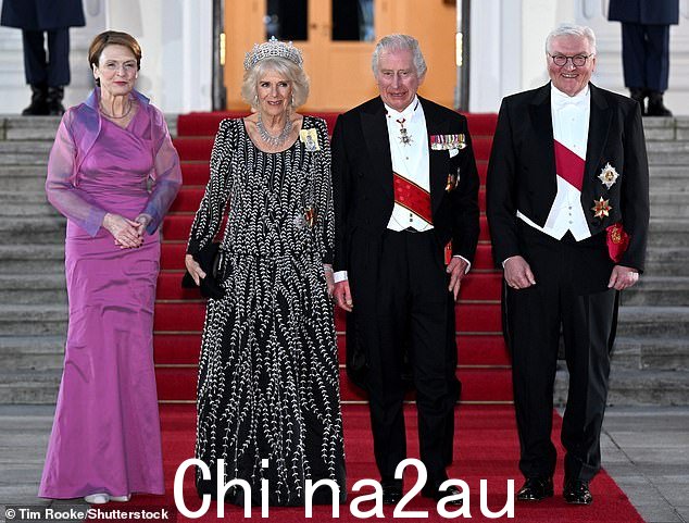 卡米拉和国王与 Elke Buedenbender 和总裁 Frank-Walter Steinmeier 合影留念