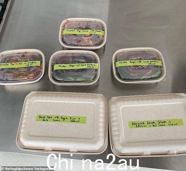 这位澳大利亚明星大吃沙拉、意大利面和其他菜肴,包括鸡肉汉堡和蔬菜饭