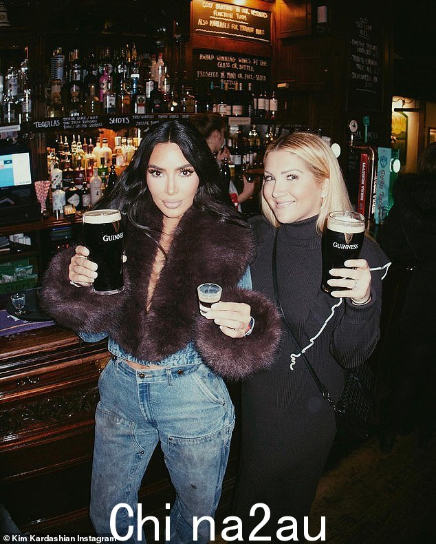 Bottoms up!Kim 在另一张图片中与 Allison 合影,这次是她的一品脱吉尼斯啤酒和一个小玻璃杯大小的吉尼斯黑啤酒