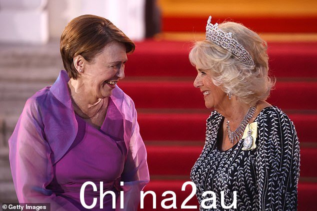 第一夫人 Elke Buedenbender 在到达 Schloss Bellevue 时与王后卡米拉分享了一个笑话