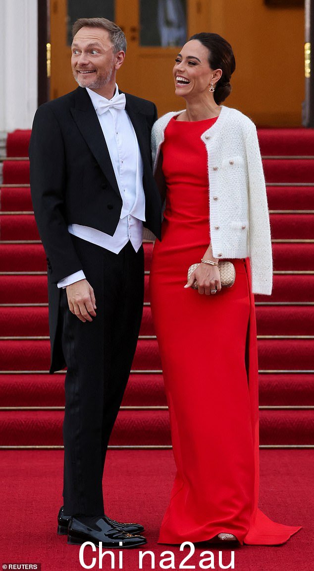德国财政部长 Christian Lindner 和他的妻子 Franca Lehfeldt 在宫殿外合影
