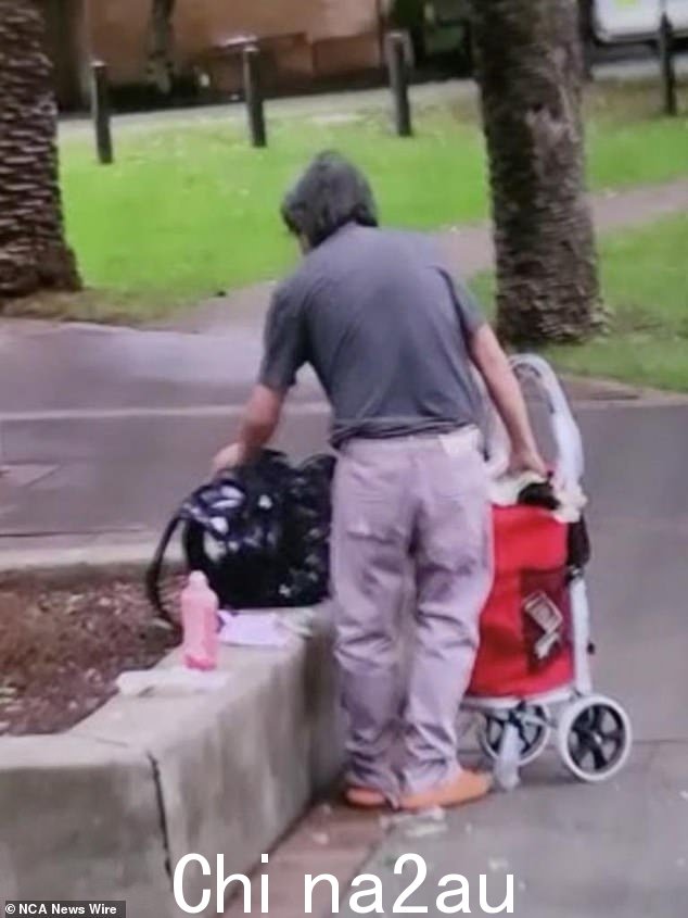 在警方接到多个电话称一名男子(如图)据称捕获了一只宜必思鸟后,调查正在进行中