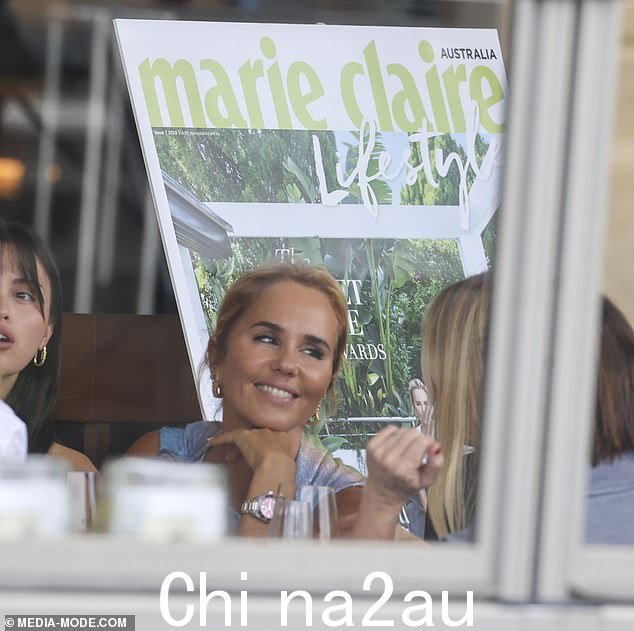 Pip 在庆祝新的 Marie Claire 杂志,封面上有她