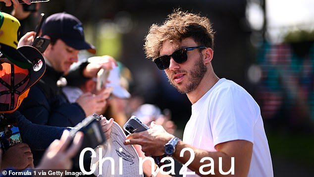 Pierre Gasly 抽出时间在一些帽子上签名,因为他准备在