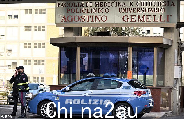 2023 年 3 月 29 日,警察站在罗马 Agostino Gemelli 医院前,教皇弗朗西斯正在那里接受治疗,意大利
