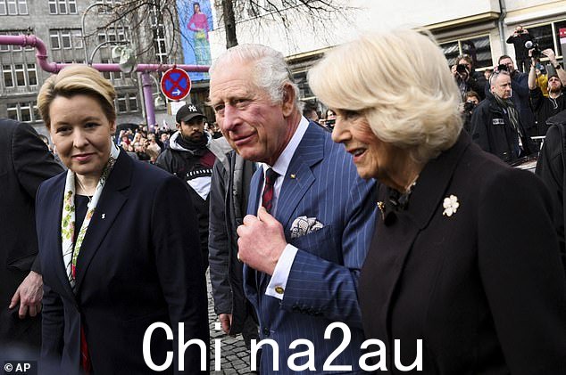 柏林市长 Franziska Giffey、英国国王查尔斯和王后卡米拉今天参观维滕贝格广场的农贸市场