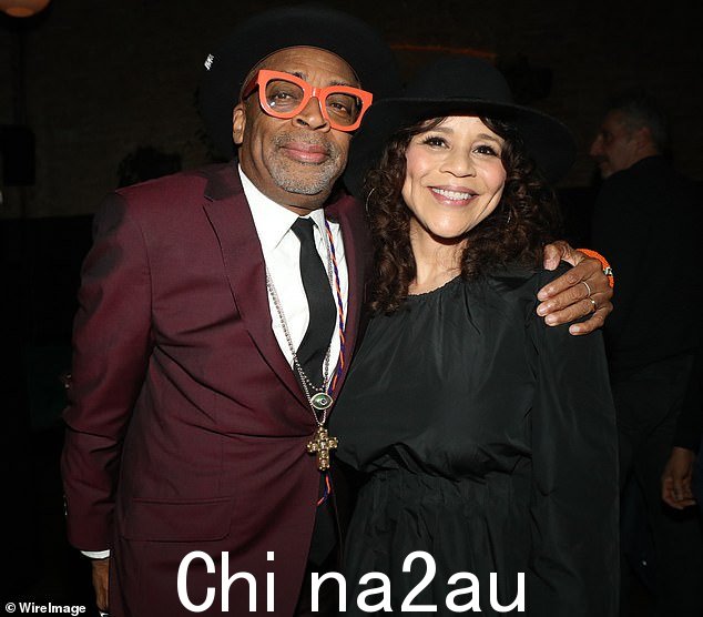 最新消息:58 岁的罗西·佩雷斯 (Rosie Perez) 说,她和 66 岁的斯派克·李 (Spike Lee) 在 1989 年的电影中抱怨在导演的裸体场景中表演后,几十年来已经做出了补偿做正确的事。图为本月早些时候在纽约举行的 Lee 生日派对