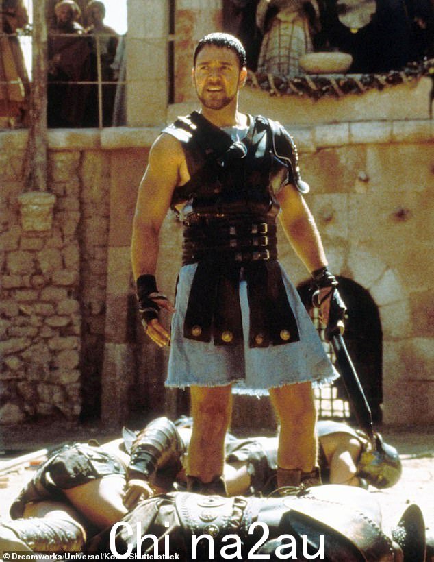 拉塞尔饰演马克西姆斯: Crowe 饰演 Maximus - 一位前罗马将军,在他的家人被谋杀后被卖为奴隶 - 他为了报复摧毁他家人的皇帝而奋起反击