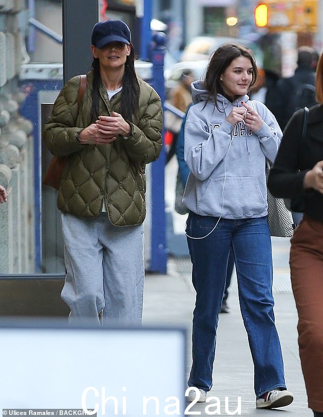 追赶:44 岁的凯蒂·霍尔姆斯 (Katie Holmes) 和她 16 岁的女儿苏瑞·克鲁斯 (Suri Cruise) 周三在纽约市散步时看起来很开心” class =