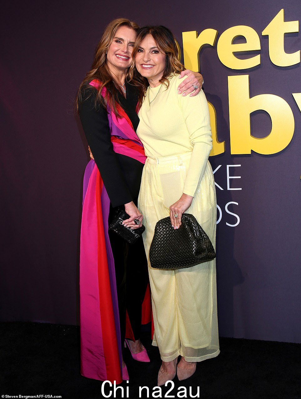 Mariska,59 岁,身穿时尚的淡黄色毛衣,将其塞进配套的带有闪亮亮片衬里的裤子中,看起来很犀利
