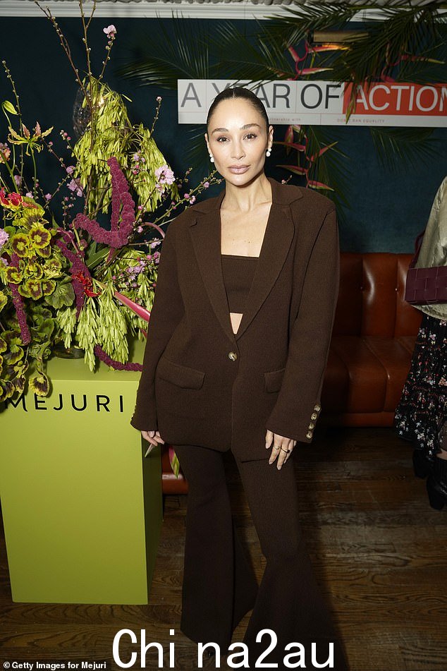 别致:Cara Santana 在活动中也以时尚的姿态亮相,她身着棕色西装外套和相配的喇叭裤,看起来很迷人