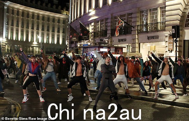 整夜跳舞:当他们在摄政街享受另一个音乐数字时,整个演员都表现出高能量显示