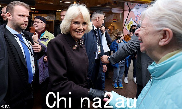 今天,她在 Wittenbergplaztz 食品市场与国王会合,那里有很多人在等着他们