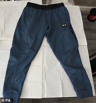 Under Armour 裤子和 T 恤,Thomas Cashman 枪击案发生后在他姐姐家被发现