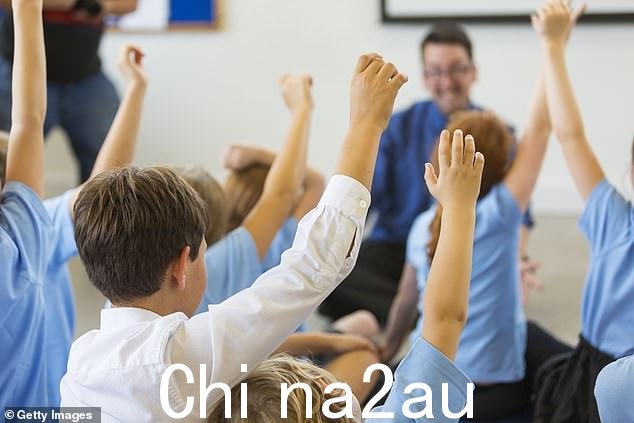 这种意识形态认为,即使是很小的孩子也可以“识别”异性,并且必须得到老师的“肯定”,毫无疑问