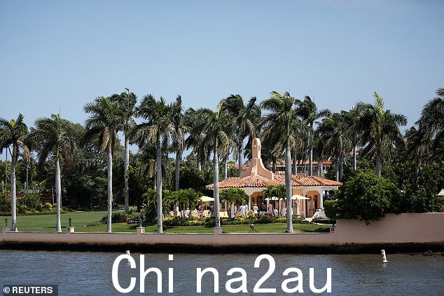 特朗普必须从他的海湖庄园(上图)前往纽约