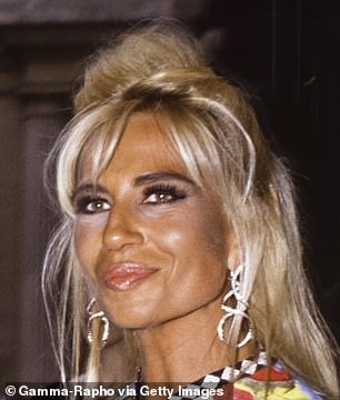 Donatella Versace(1991 年出现),67 岁,最近适应了更大的嘴唇、蜡状皮肤和可疑的宽颧骨