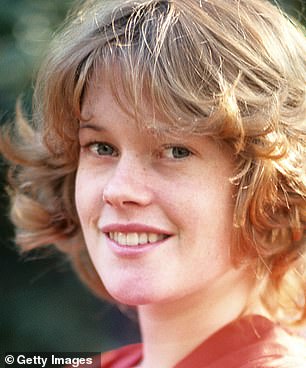 Melanie Griffith(1975 年出现),65 岁,承认在 2017 年尝试整容手术 - 甚至说她可能做得太过了