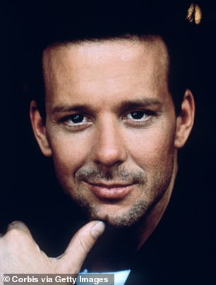 Mickey Rourke(见于 1985 年),70 岁,告诉 DailyMail.com 他已经做了六次手术,但他坚持说他只是开始接受手术来修复伤口