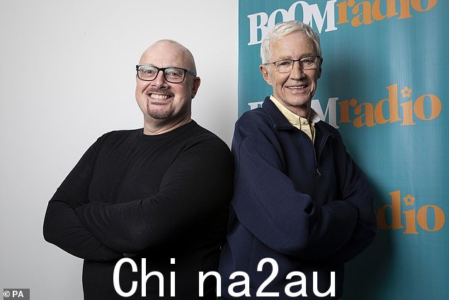 Paul O'Grady 与制片人 Malcolm Prince 在 3 月 21 日发布的宣传照片中,他们计划在 Boom Radio 上进行一次性复活节周日广播节目