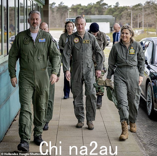 Queen Maxima 抵达参加国防直升机司令部扑灭森林火灾的训练
