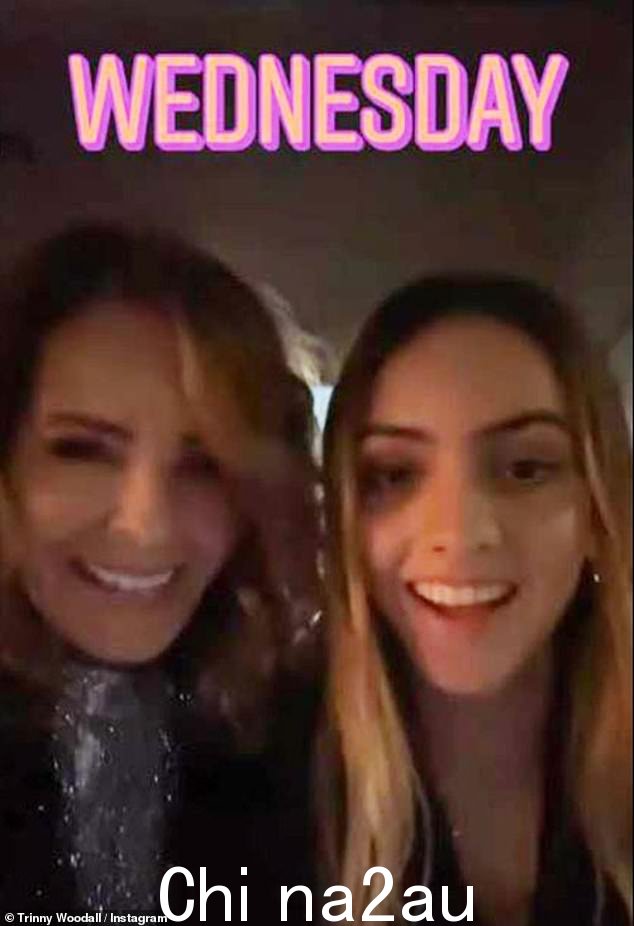 家人:周三晚上,Trinny Woodall 和她 19 岁的女儿 Lyla 一起度过了一个愉快的夜晚,看起来精神很好