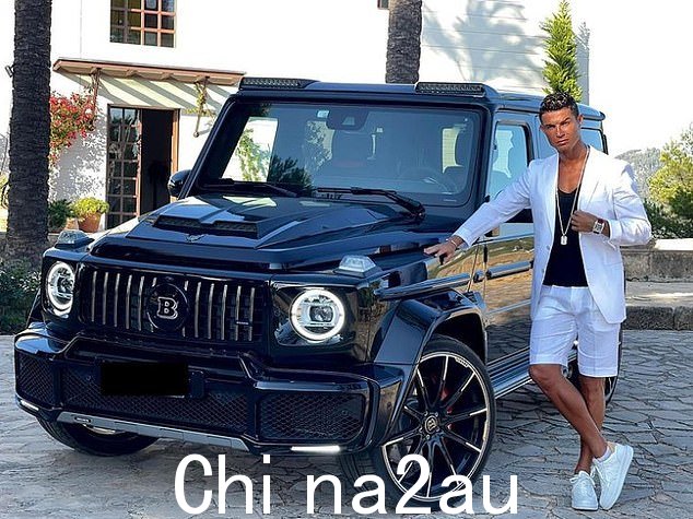 他还拥有一辆价值 600,000 英镑的梅赛德斯 G-Wagon Brabus(如图),这是他女朋友 Georgina Rodriguez 送给他的礼物