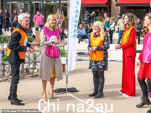 欢乐时光:Trinny 和 Vanessa 于 2019 年一起出现在屏幕上,当时他们与 Phillip Schofield 和 Holly Willoughby 一起参加了煎饼日比赛