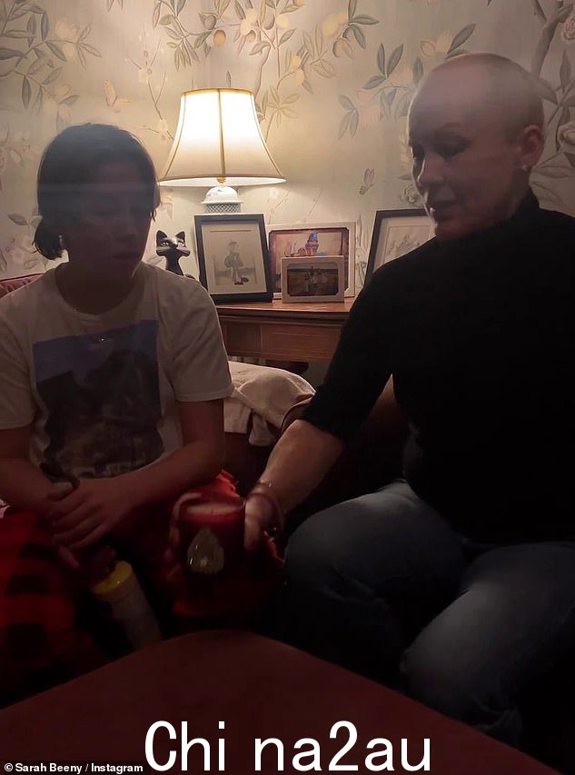 致敬:本月早些时候,Sarah 表彰了一个脑肿瘤研究慈善机构她和她的儿子一起点燃了一支蜡烛