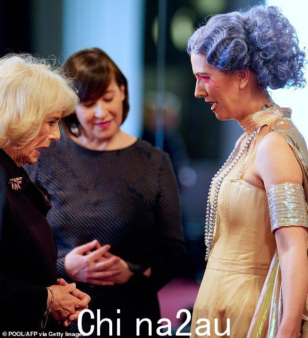 女王妃在访问柏林的 Komische 期间与一位非常迷人的演员交谈