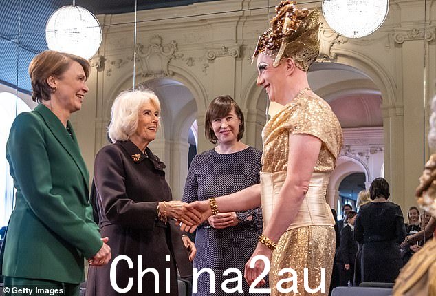 皇室成员在会见穿着各种歌剧作品的演员时笑容满面
