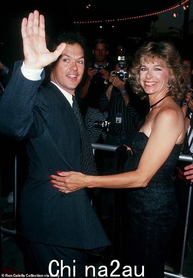 他和他的妻子 Caroline McWilliams(摄于 1989 年的蝙蝠侠首映式),在 1990 年他的蝙蝠侠项目一年后离婚