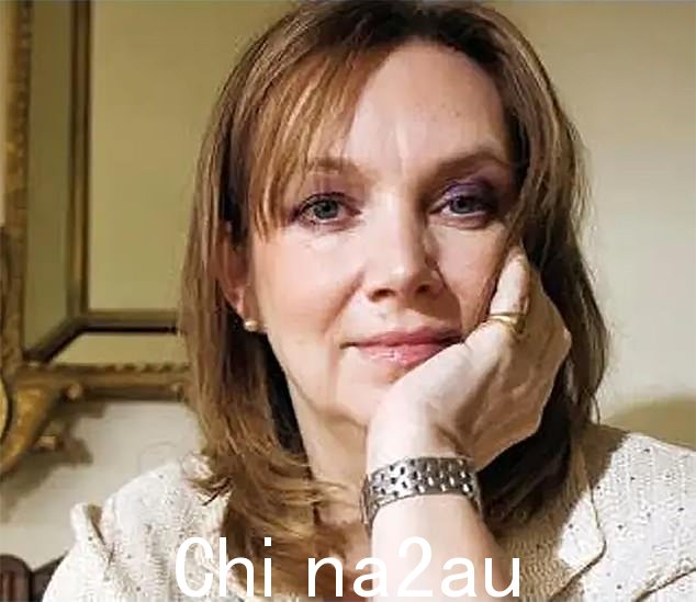 Christine Hart,一名自由记者兼私家侦探,在听证会上被提及