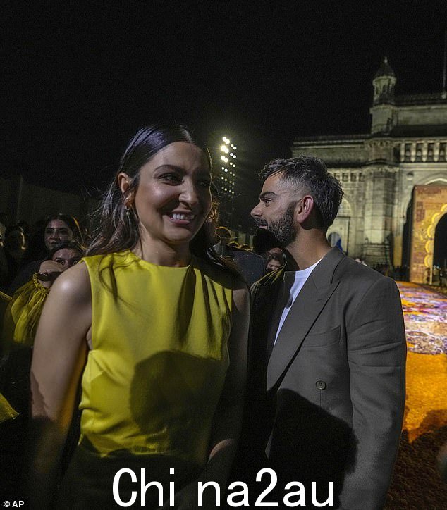 夫妇:印度板球运动员 Virat Kohli(右)和他的妻子 Anushka Sharma(左)也出席了会议