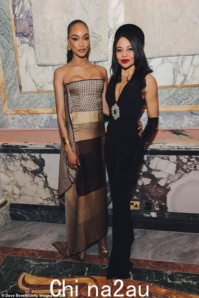 摆个姿势:Jourdan 和 Emma 参加了 Olivier Rousteing 主持的活动为纪念 Balmain 在 Apollo's Muse 开设的新伦敦精品店开幕