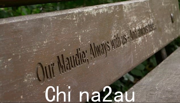 一家人参观了一张献给 Maude 的长凳,Jason 说:“我们没有一天不想起 Maude,而且我们参观了一个特别的地方记住她'