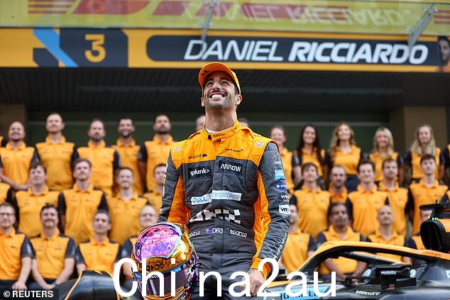 一级方程式 F1 - 阿布扎比大奖赛 - 亚斯码头赛道,阿拉伯联合酋长国阿布扎比 - 2022 年 11 月 20 日迈凯轮的丹尼尔里卡多在比赛前与他的团队合影留念 REUTERS/Rula Rouhana