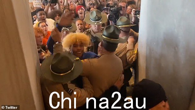 在下午 2 点之前发布到社交媒体上的持续暴动的视频显示,进步的抗议者试图进入纳什维尔立法大楼,并被该市治安官的几名成员击退department