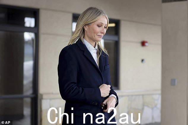 这位女演员在离开法庭时微笑着向摄影师挥手