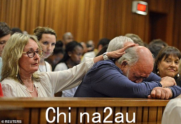 Barry Steenkamp 在 2014 年 10 月比勒陀利亚北豪登高等法院的 Oscar Pistorius 量刑听证会期间,他的妻子 June 安慰了 Barry Steenkamp